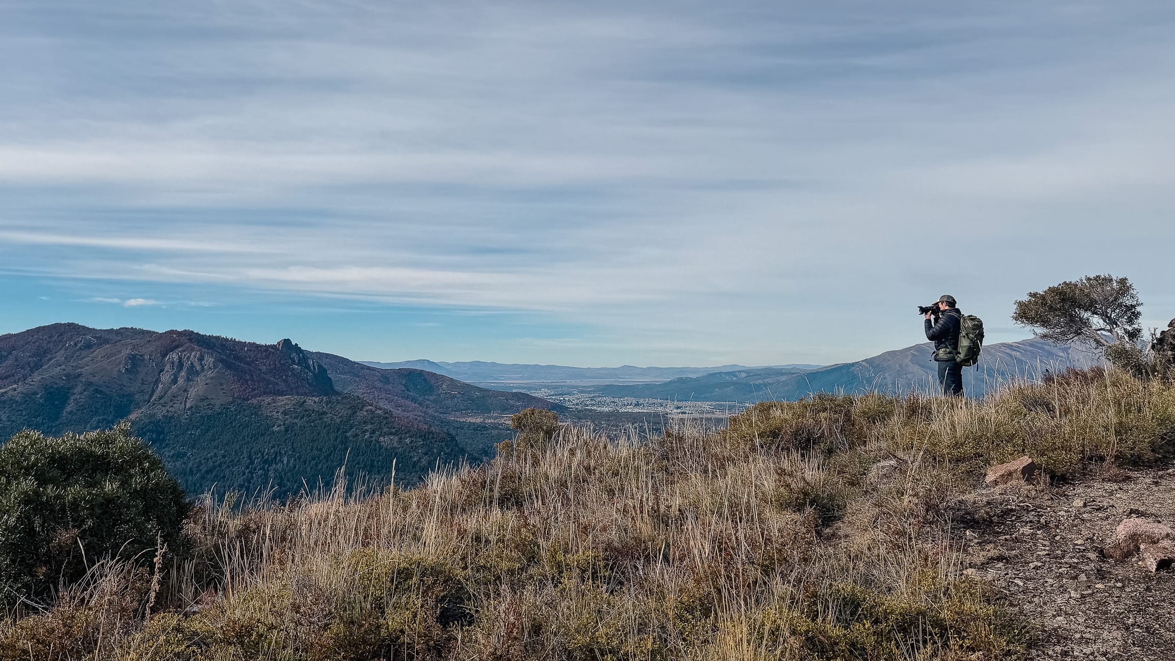 Rodrigo Espiño fotografiando el paisaje patagónico