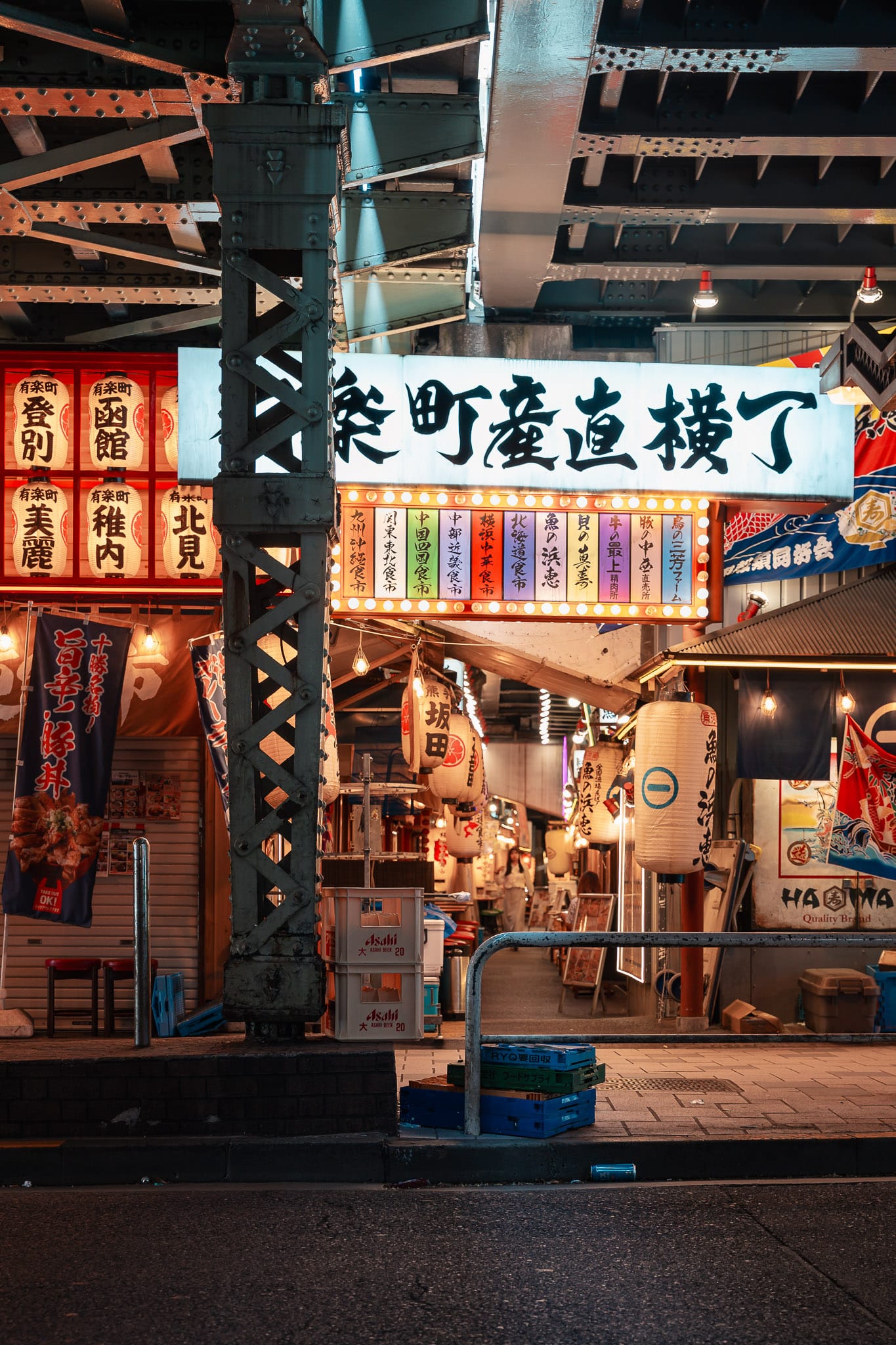Escena nocturna en una calle de Japón fotografiada por Rodrigo Espiño