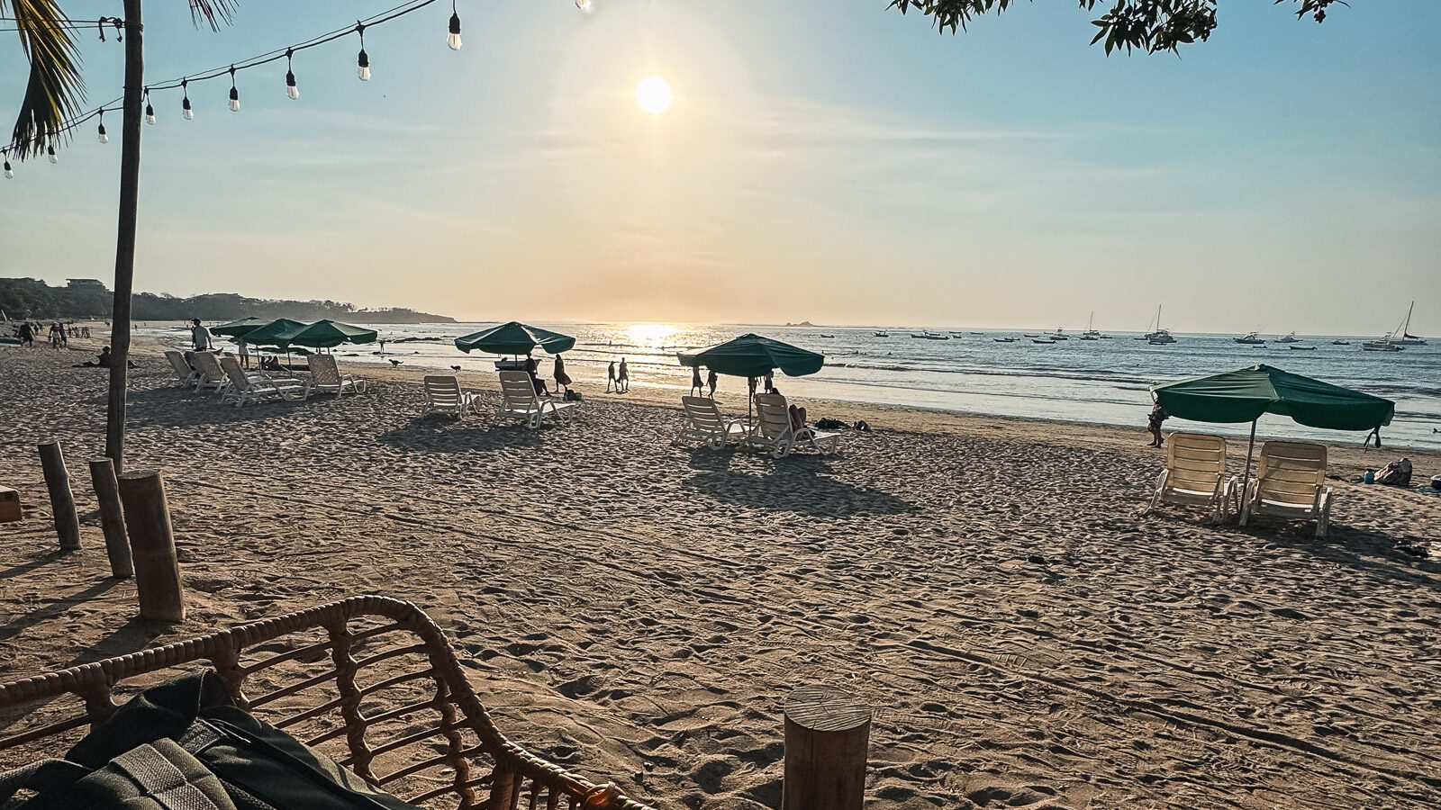 Bares y reposeras frente al mar en la playa de Tamarindo