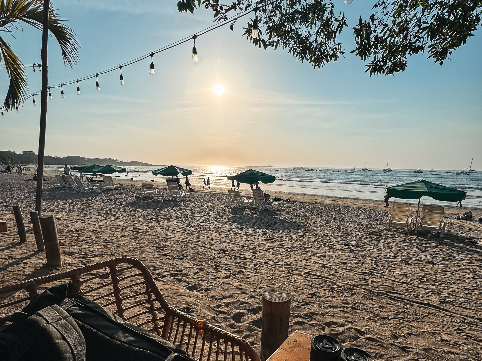 Mesitas de bares frente al mar en Playa Tamarindo