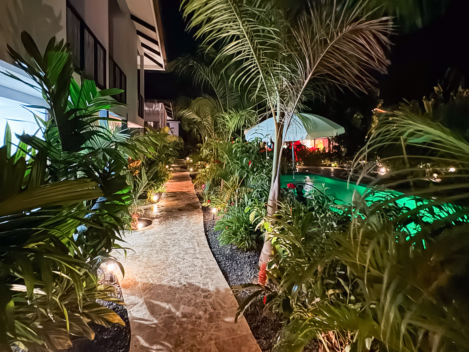 Pileta de Yuli Hotel en Uvita durante la noche