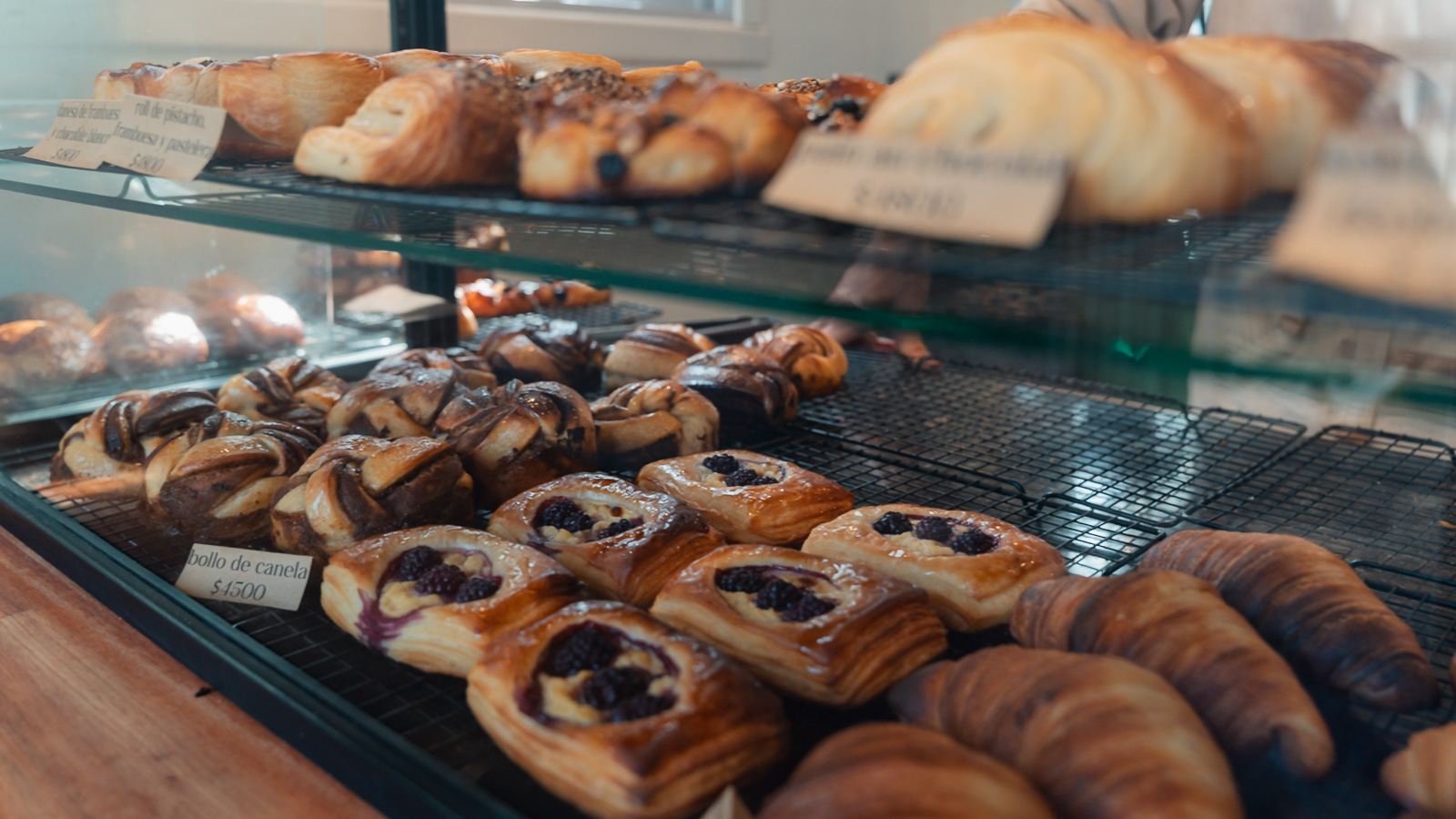 Mostrador de Tren Bakery. Bollos de canela, danesas y rolls de pistacho, frambuesa y pastelera.