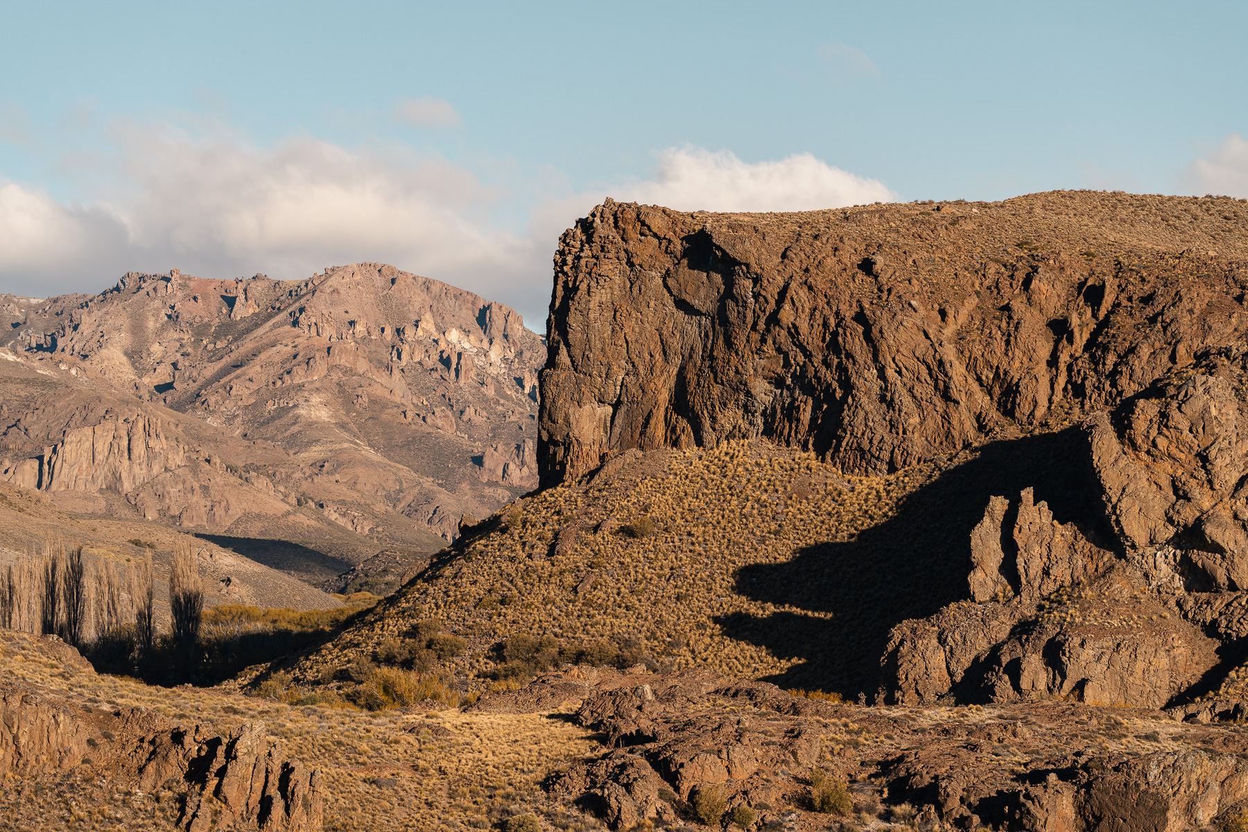 Paisaje de estepa y formaciones rocosas en el Anfiteatro del río Limay