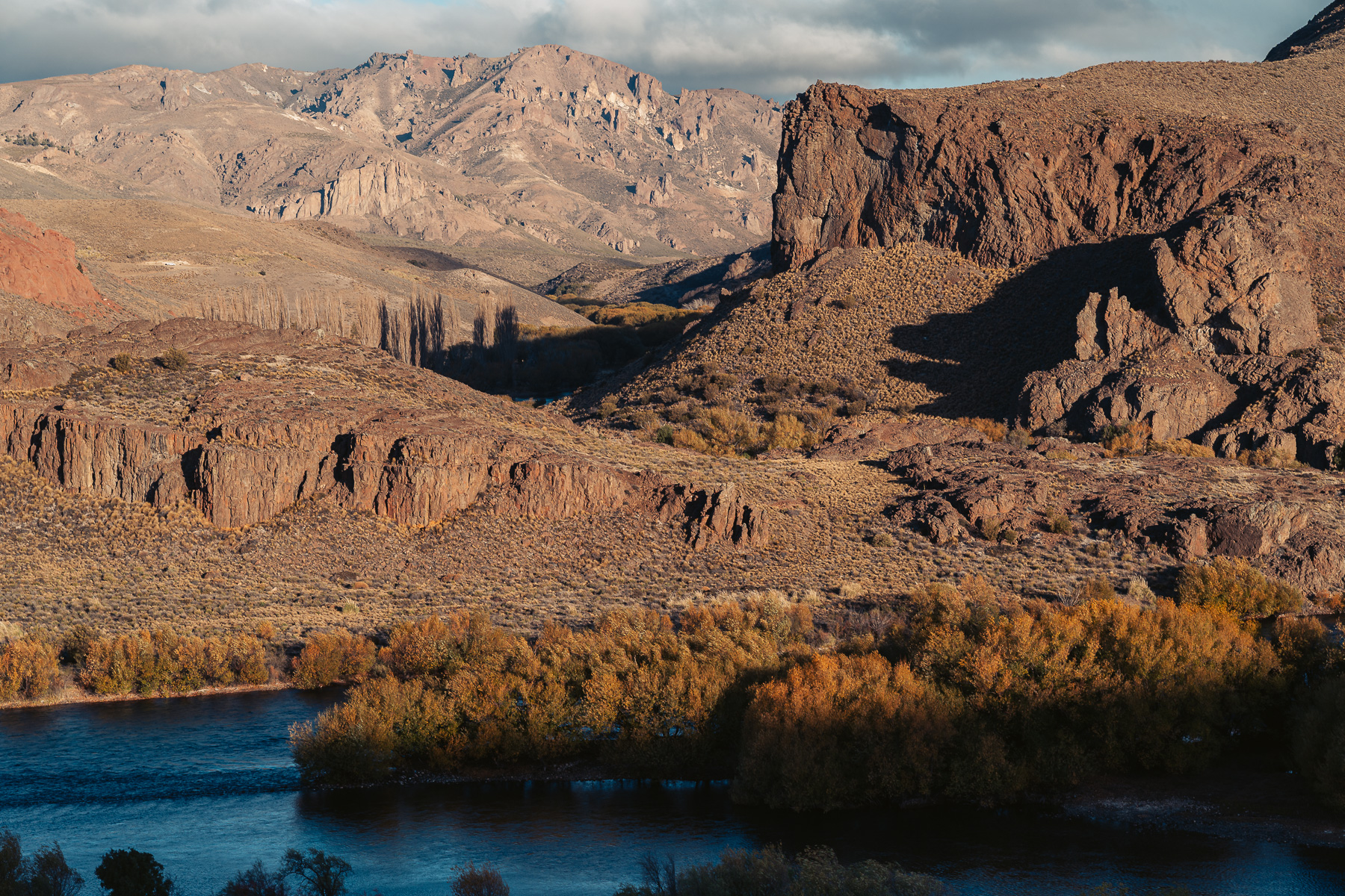 Curva del río Limay entre los paredones del Anfiteatro