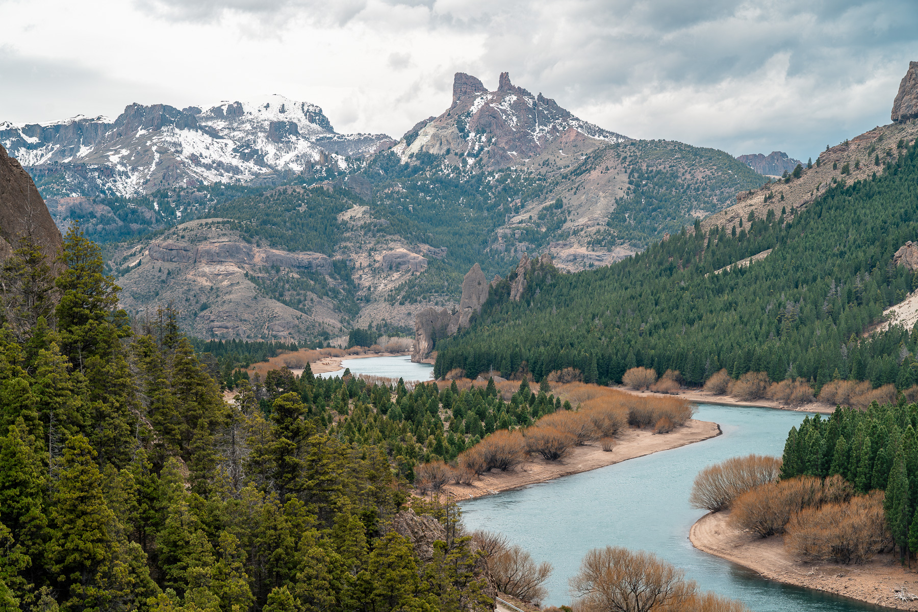 Río Limay atravesando el paisaje de Valle Encantado visto desde arriba, en invierno