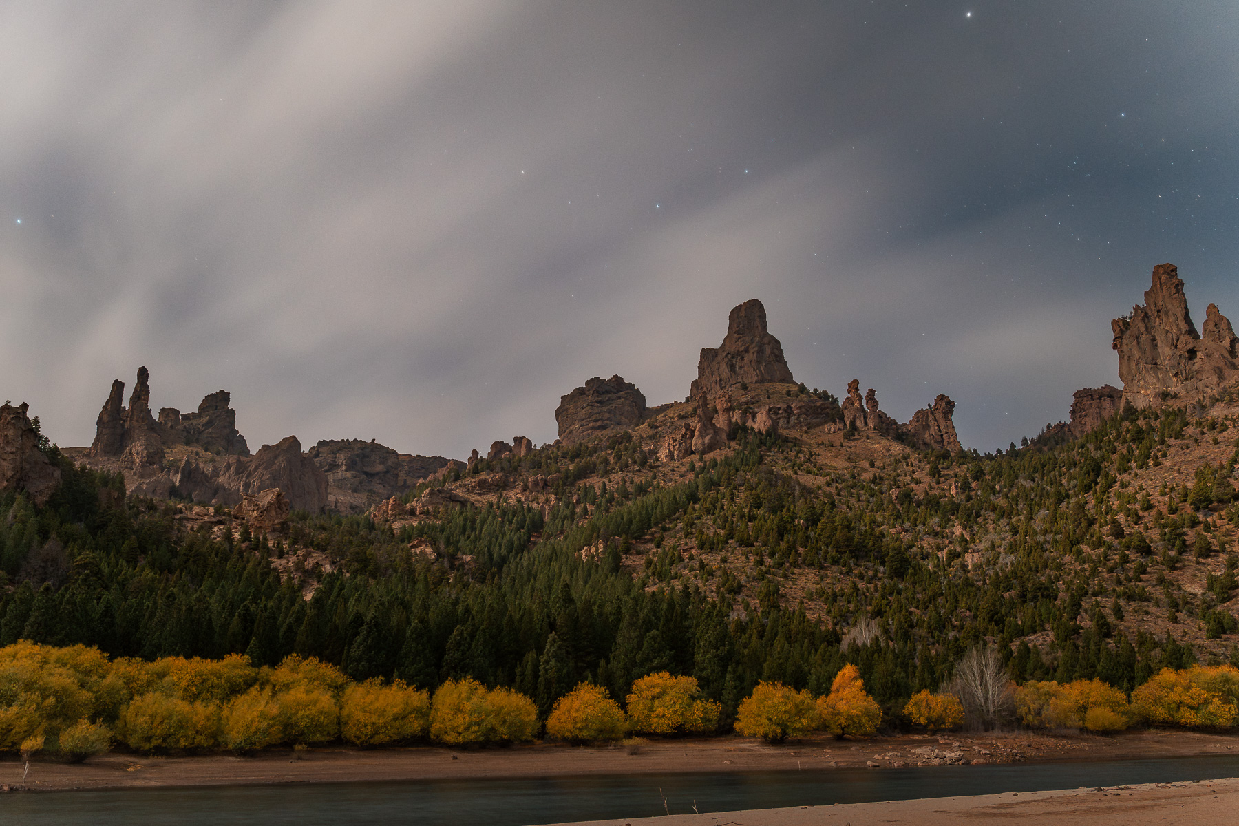 Vista nocturna desde una playa del río Limay en Valle Encantado