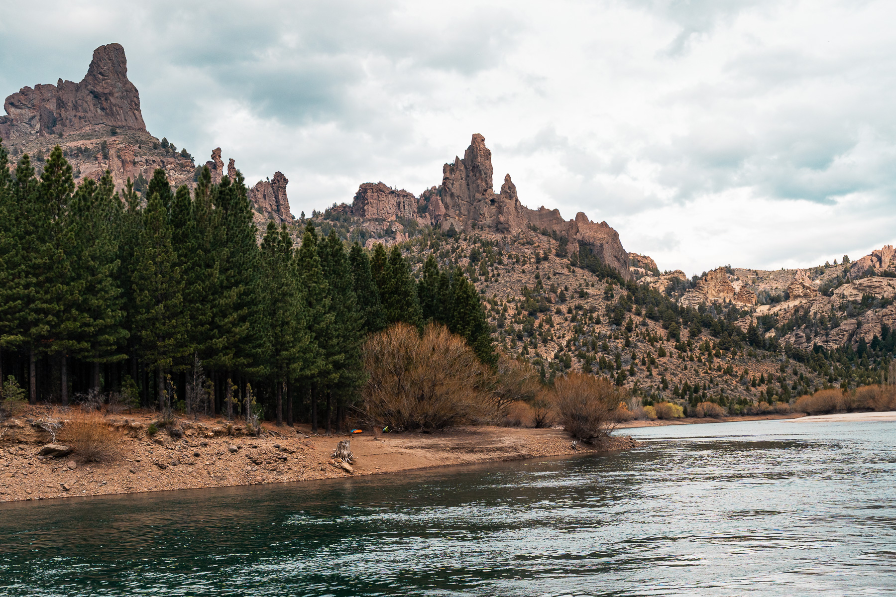 Río Limay visto desde una playa de Valle Encantado