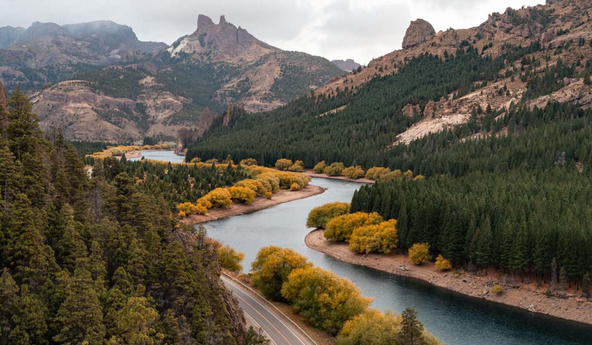 Vista panorámica del río Limay y Valle Encantado desde un mirador natural