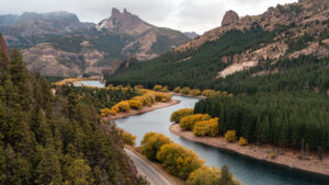 Vista panorámica del río Limay y Valle Encantado desde un mirador natural
