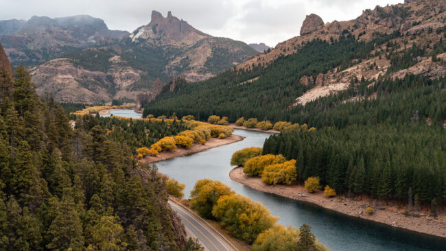 Vista panorámica del río Limay y Valle Encantado desde un mirador natural