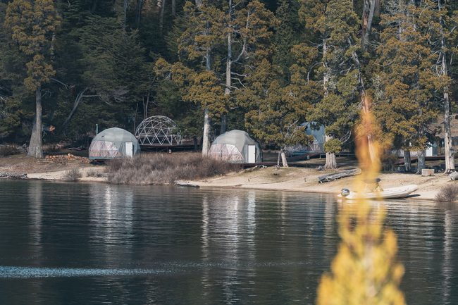 Domos de Puerto Piedras Blancas junto al lago Nahuel Huapi.