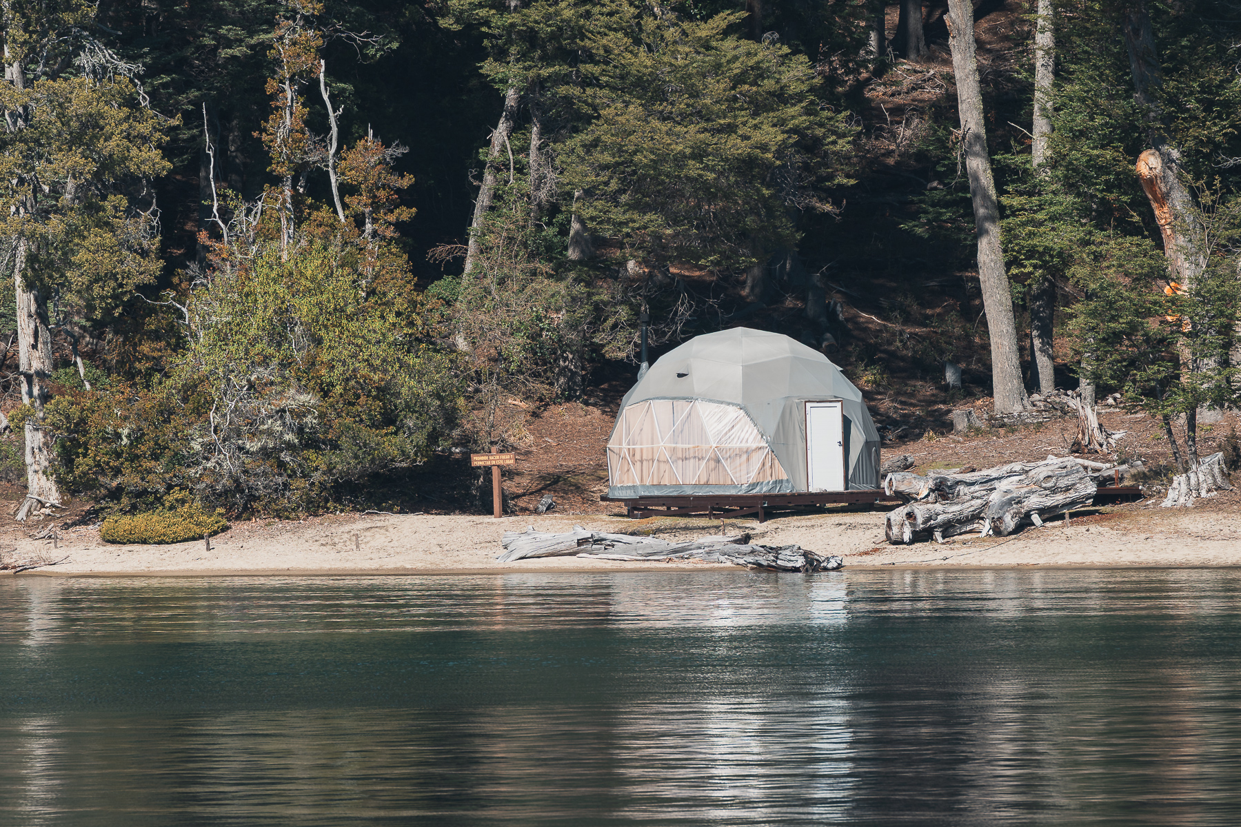 Domo junto al lago en el Folk Camp de Piedras Blancas, Isla Victoria.