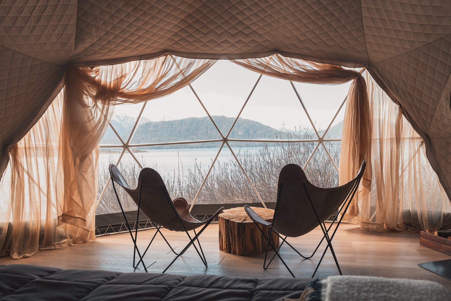 Interior de un domo en Puerto Piedras Blancas con vista al lago Nahuel Huapi.