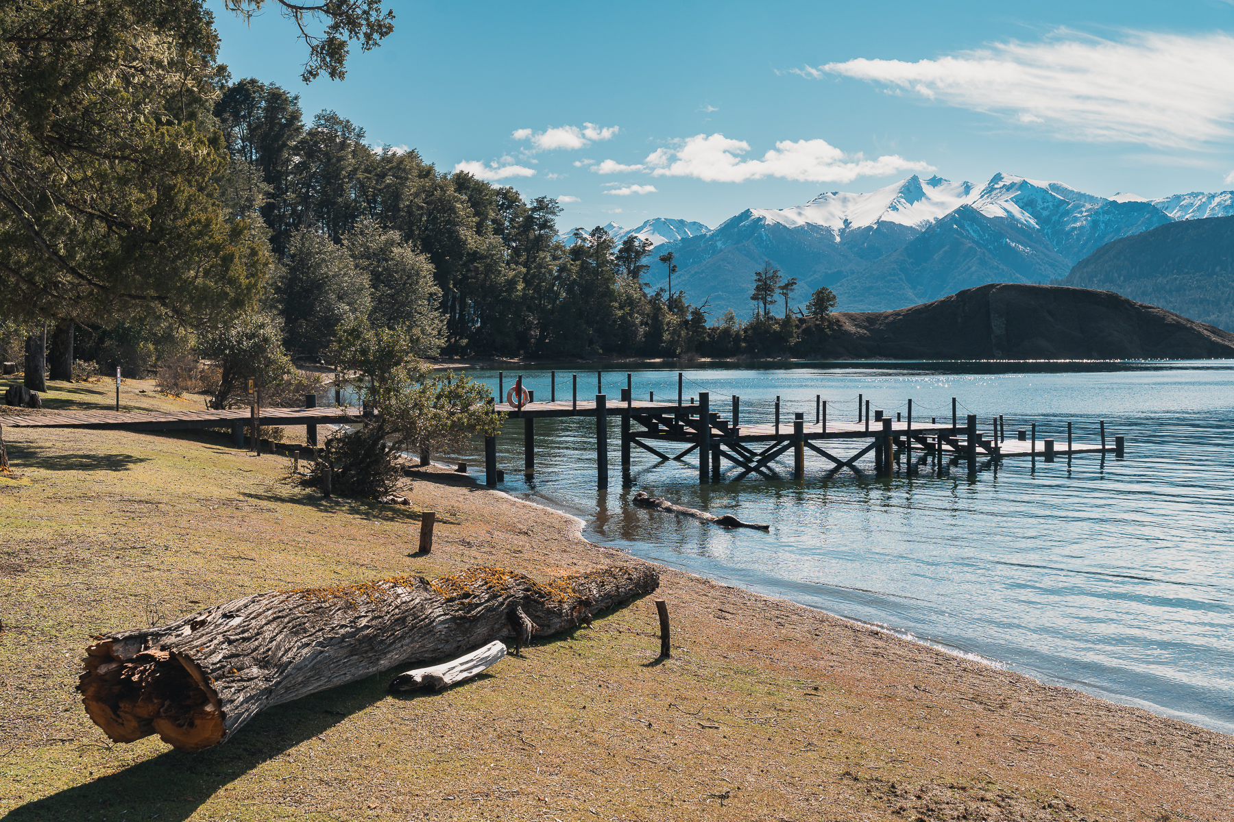 Muelle de Puerto Piedras Blancas sobre el lago Nahuel Huapi.