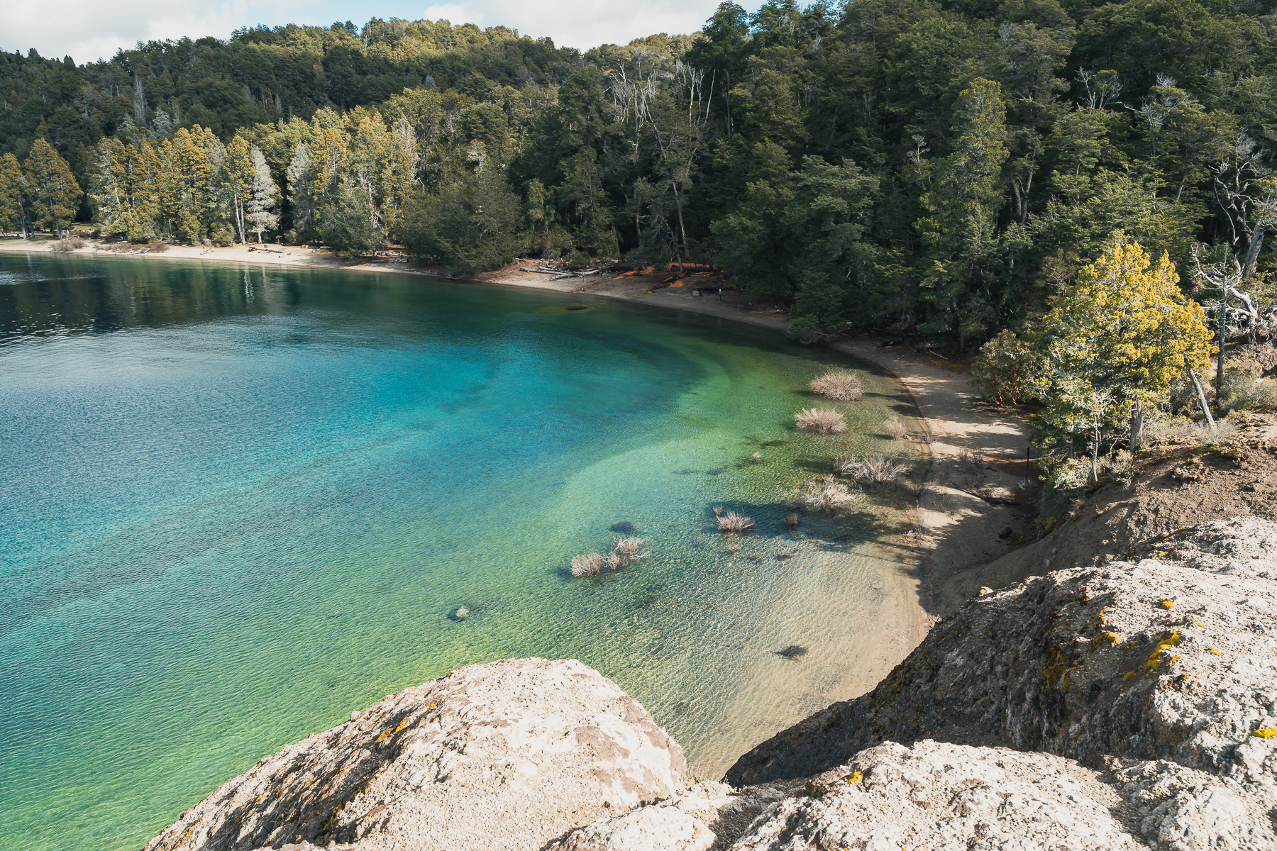 Playa de Puerto Piedras Blancas en Isla Victoria.