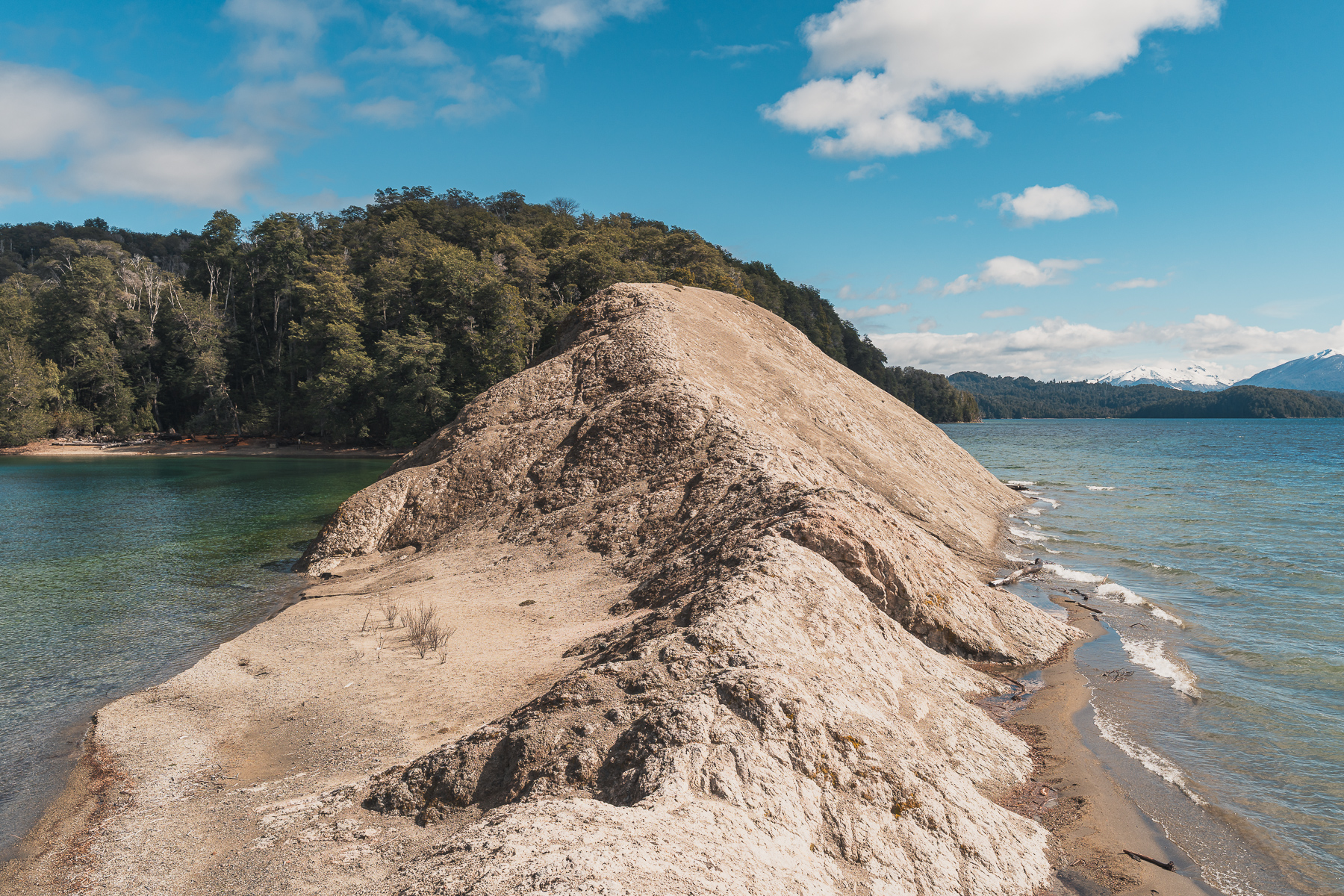 Primer plano de la roca blanca que da nombre a Puerto Piedras Blancas.